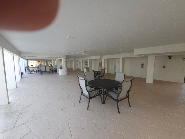 1930 Gulf Shore Blvd N in Naples, FL - Foto de edificio - Building Photo