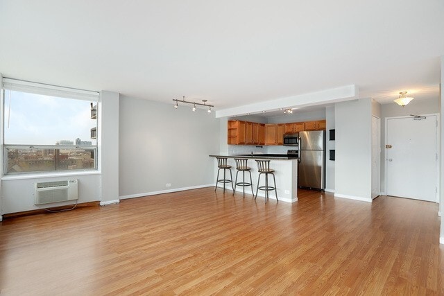 1360 N Sandburg Terrace in Chicago, IL - Building Photo - Building Photo