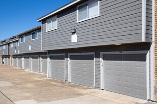 Willow Run Townhomes in Houston, TX - Building Photo