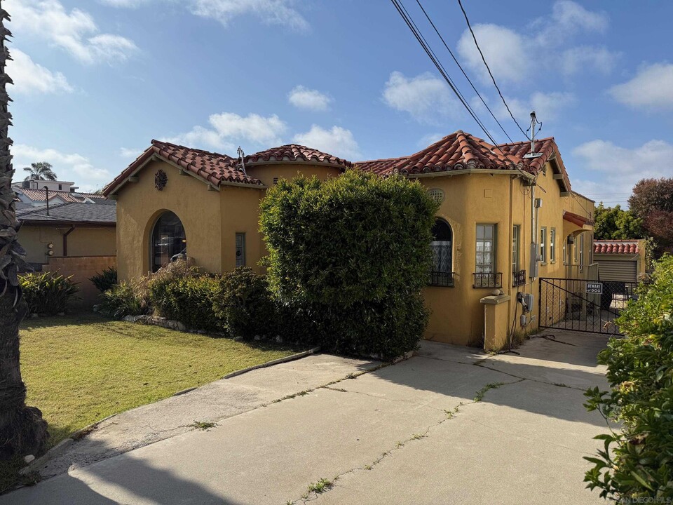 2217 Harriman Ln in Redondo Beach, CA - Building Photo