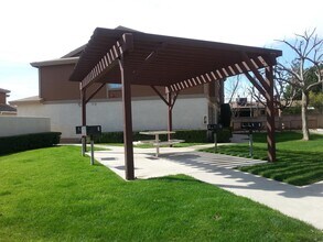 764 W Phillips St, Unit 14 in Ontario, CA - Foto de edificio - Building Photo