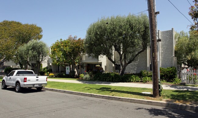 Oak Tree Village Apartments in Redondo Beach, CA - Foto de edificio - Building Photo