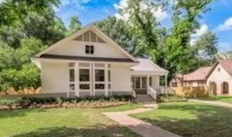 924 E Houston Ave in Crockett, TX - Building Photo