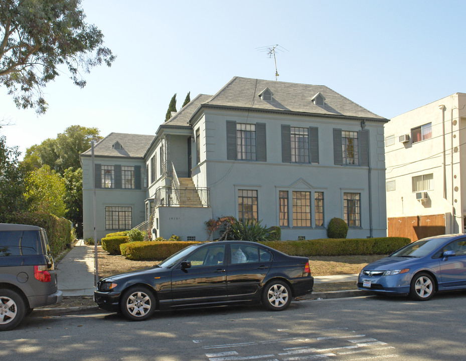 1415 N Gardner St in Los Angeles, CA - Building Photo