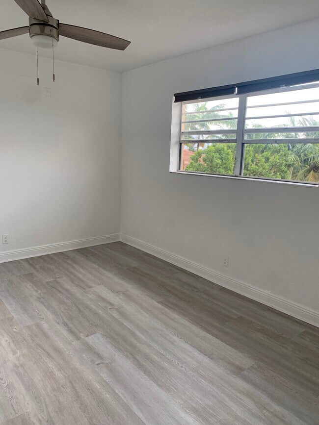 110 SE 2nd St, Unit 307 in Hallandale Beach, FL - Building Photo - Building Photo