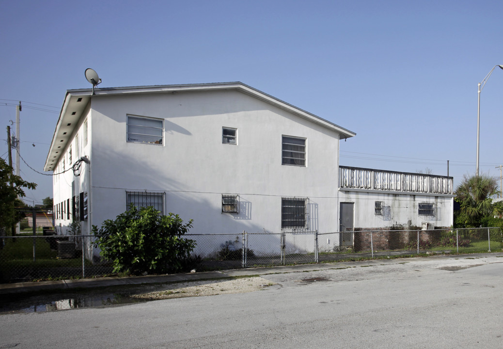 2555 SW 67th Ave in Miami, FL - Foto de edificio