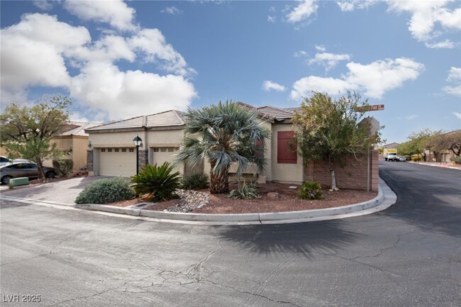 8233 Preppy Fox Ave in Las Vegas, NV - Building Photo - Building Photo