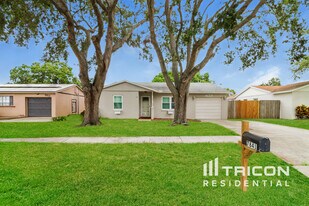 7841 Shadow Run Dr in Largo, FL - Building Photo