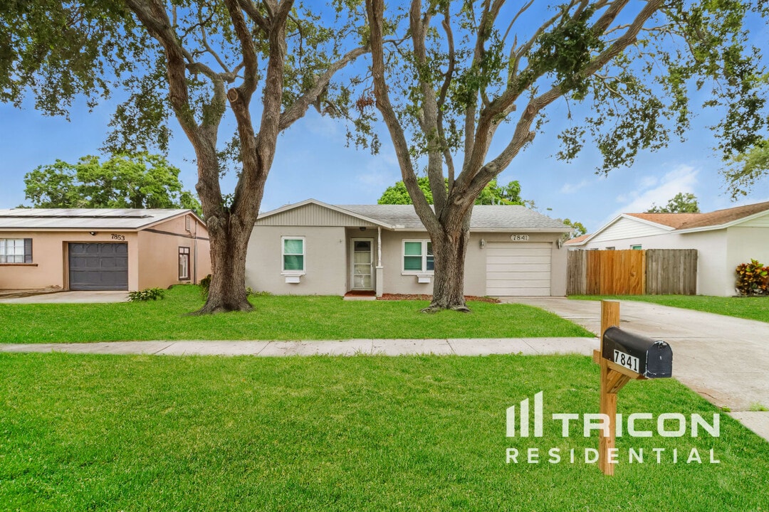 7841 Shadow Run Dr in Largo, FL - Foto de edificio