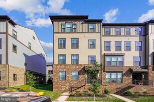 1660 Kirkman St in Dumfries, VA - Building Photo