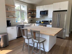 1921 NW Monterey Mews Ln in Bend, OR - Building Photo - Building Photo