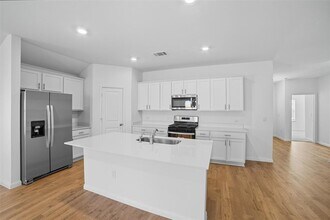 445 Mustang Dr in Mustang Ridge, TX - Building Photo - Building Photo