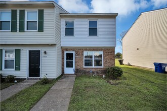 Peach Street Townhomes in Portsmouth, VA - Building Photo - Primary Photo