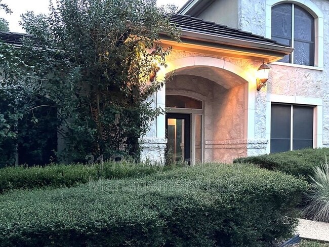 property at 7 Monarch Oaks Ln