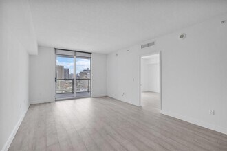 185 SW 7th St, Unit 2803 in Miami, FL - Building Photo - Building Photo