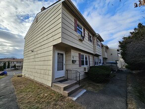 48 Round Tree Dr in Naugatuck, CT - Building Photo - Building Photo