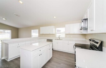 302 SE 18th Terrace in Cape Coral, FL - Building Photo - Building Photo