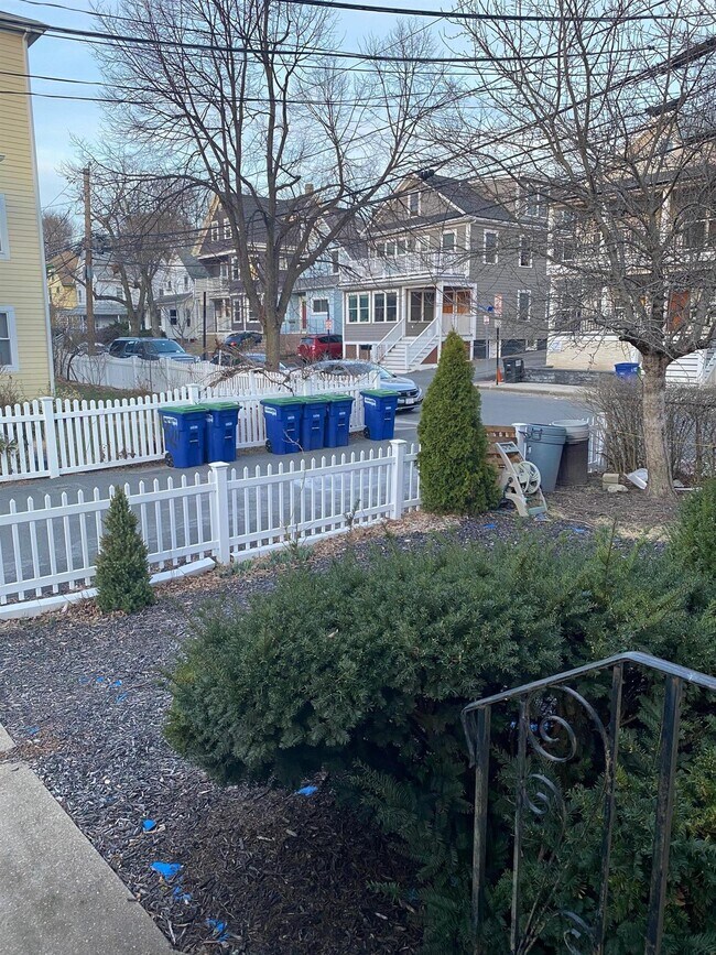 28 Linden Ave, Unit 1 in Somerville, MA - Foto de edificio - Building Photo