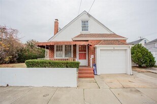 76 Clayton Ave in East Atlantic Beach, NY - Building Photo