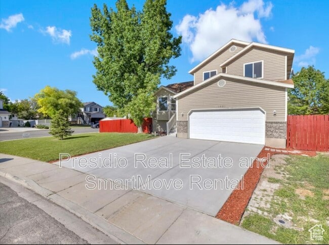 property at 3331 Rochelle Cir