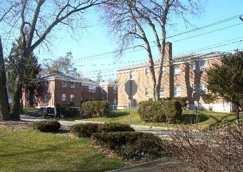 26 Linden St in Great Neck, NY - Building Photo