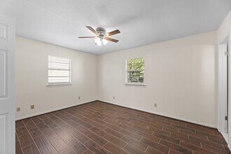 717 Cedar Bayou Rd, Unit 4 in Baytown, TX - Building Photo - Building Photo
