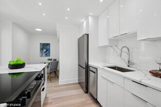 1255 N Sandburg Terrace in Chicago, IL - Building Photo - Building Photo