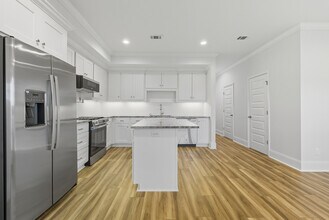 Lacy Ridge in Valdosta, GA - Building Photo - Interior Photo