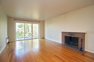 2343 SW Cedar St in Portland, OR - Building Photo - Building Photo