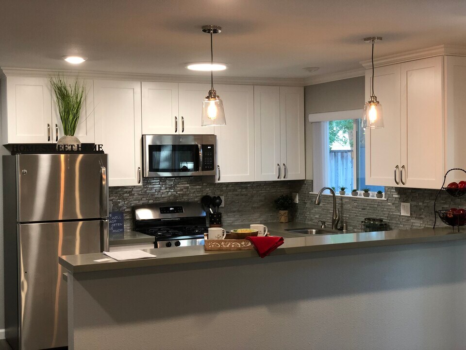 854 Jordan Ave in Los Altos, CA - Building Photo