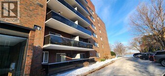 3905 Riverside Dr E in Windsor, ON - Building Photo