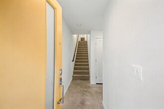 2405 S Holgate St in Seattle, WA - Foto de edificio - Building Photo