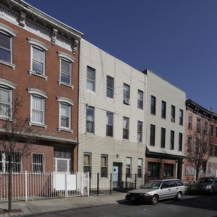 189 Meserole St in Brooklyn, NY - Building Photo