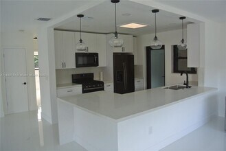 10230 Dolphin Rd in Cutler Bay, FL - Building Photo - Building Photo