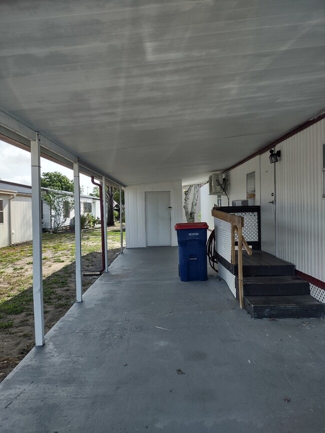 7402 Demure Ln in New Port Richey, FL - Building Photo - Building Photo
