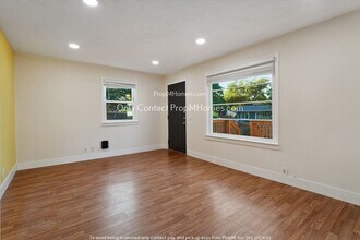 16824 SE Clinton St in Portland, OR - Building Photo - Building Photo