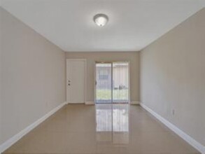 1471 NW 22nd Ct, Unit 1 in Fort Lauderdale, FL - Foto de edificio - Building Photo