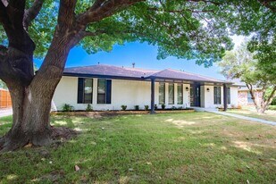 Gorgeous Prestonwood home with in-ground pool & large yard in Dallas, TX - Building Photo