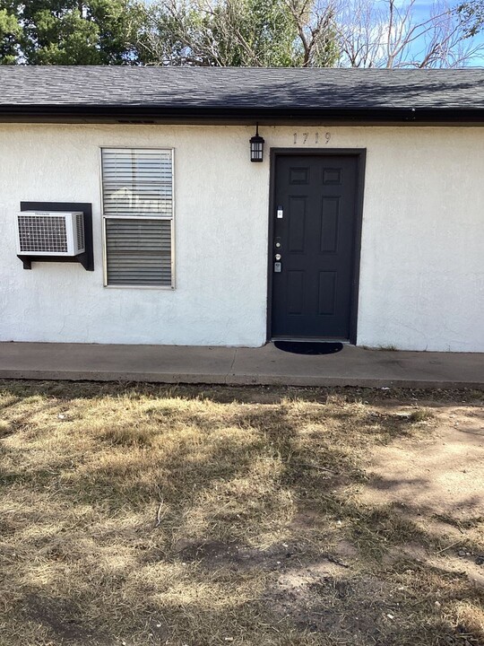 1719 W 17th St in Portales, NM - Building Photo