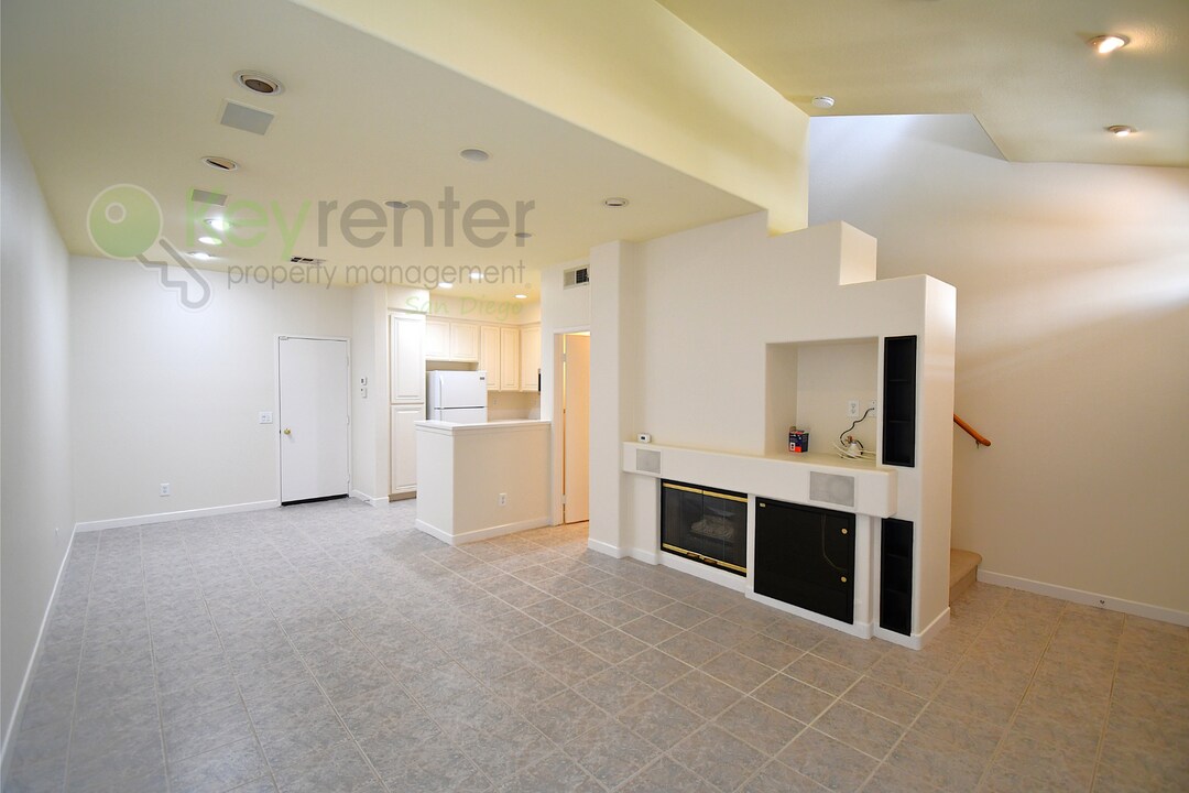 4155 Via Candidiz in San Diego, CA - Building Photo