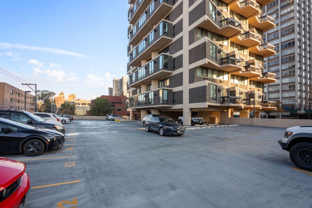 6166 N Sheridan Rd, Unit 16h in Chicago, IL - Building Photo