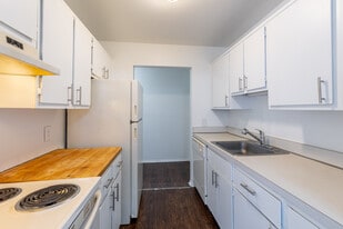 Macomb Manor - Roseville, MI in Roseville, MI - Building Photo