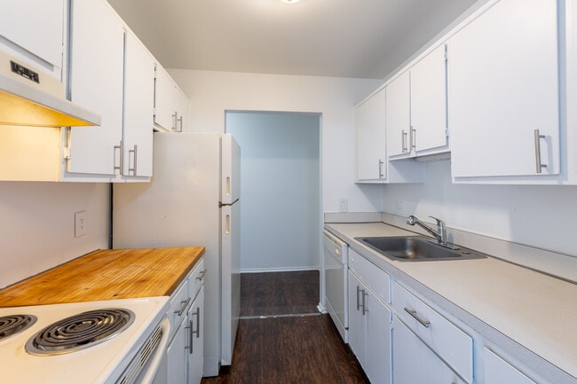 Macomb Manor - Roseville, MI