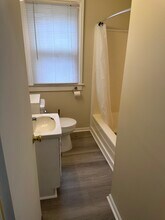 53 Hoffman St, Unit Apartment B in Elmira, NY - Foto de edificio - Building Photo