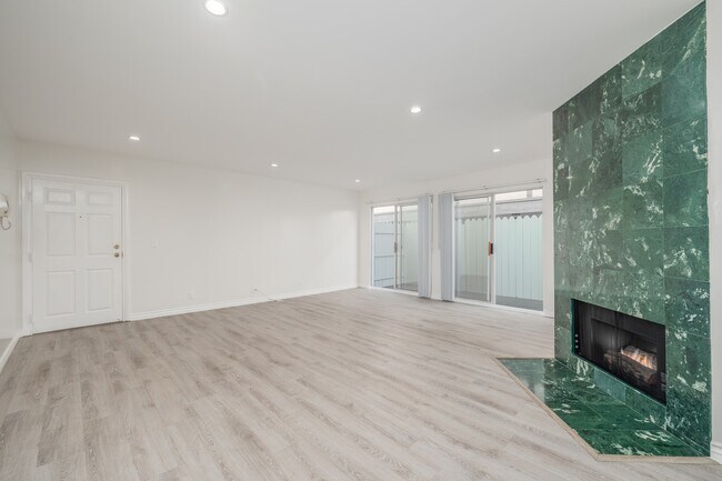 Large Remodeled 2x2 Unit with Huge Patio in Santa Monica, CA - Foto de edificio - Interior Photo