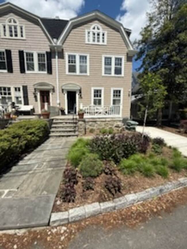3309 Highland Pl NW in Washington, DC - Foto de edificio - Building Photo