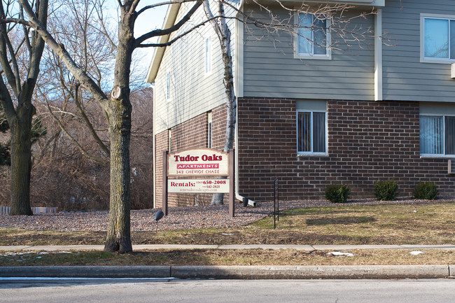 Tudor Oaks Apartments in Waukesha, WI - Foto de edificio - Building Photo