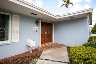 9041 SW 88th St in Miami, FL - Building Photo - Building Photo