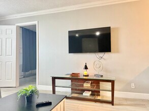 215 Piedmont Ave NE in Atlanta, GA - Foto de edificio - Building Photo