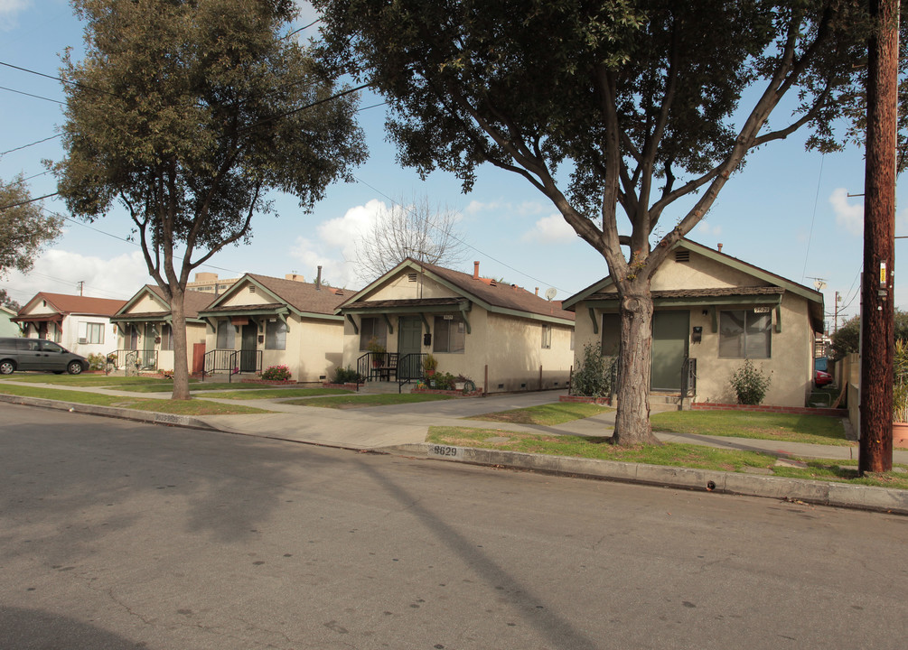 9621--9627 Laurel St in Bellflower, CA - Foto de edificio